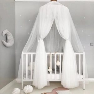Ciel de lit en tulle blanc dans une chambre d'enfant