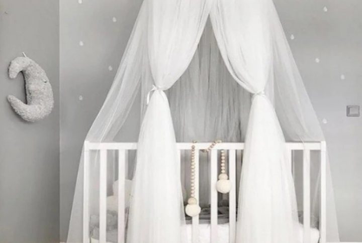 Ciel de lit en tulle blanc dans une chambre d'enfant