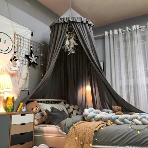 Ciel de lit gris foncé dans une chambre d'enfant
