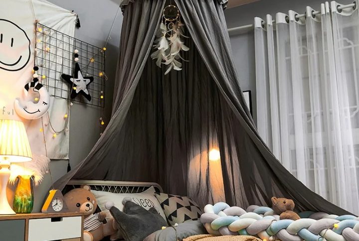 Ciel de lit gris foncé dans une chambre d'enfant