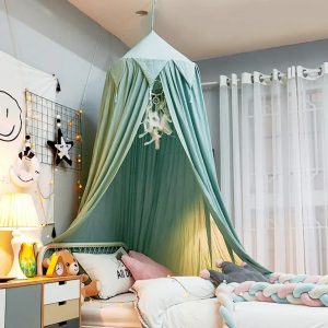 Ciel de lit vert dans une chambre