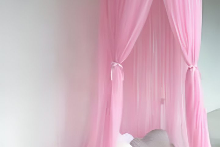 Ciel de lit en tulle rose