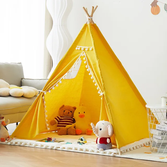 Tipi jaune dans un salon