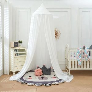 Ciel de lit blanc dans une chambre d'enfant