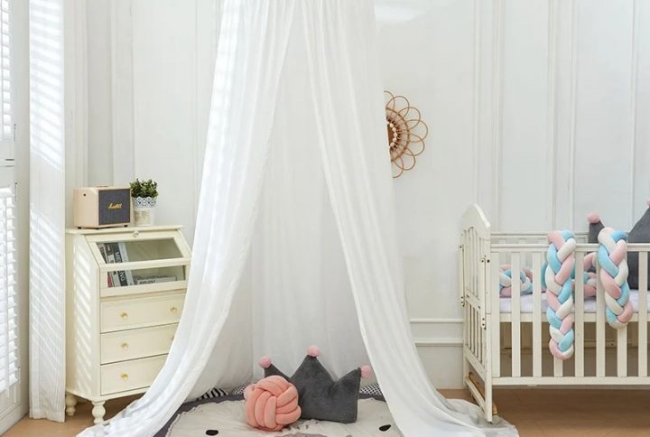 Ciel de lit blanc dans une chambre d'enfant