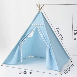 Tipi pour enfant bleu en toile de coton avec armature en bois, orné de pompons blancs. Dimensions : 110 cm de hauteur, 100 cm de largeur et 100 cm de profondeur.