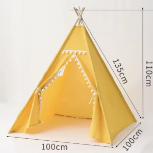 Tipi pour enfant jaune en toile de coton avec armature en bois, orné de pompons blancs. Dimensions : 110 cm de hauteur, 100 cm de largeur et 100 cm de profondeur.