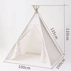 Tipi pour enfant en toile de coton avec armature en bois, orné de pompons et d'une guirlande de fanions. Dimensions : 110 cm de hauteur, 100 cm de largeur et 100 cm de profondeur.